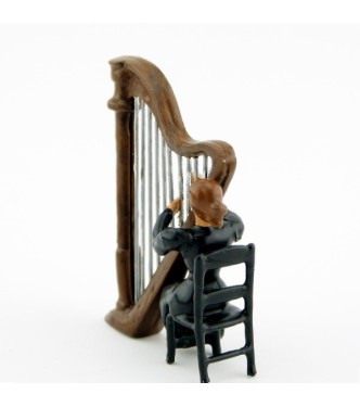 musicienne de l'orchestre assise jouant de la harpe (2 p.)