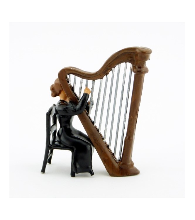 musicienne de l'orchestre assise jouant de la harpe (2 p.)