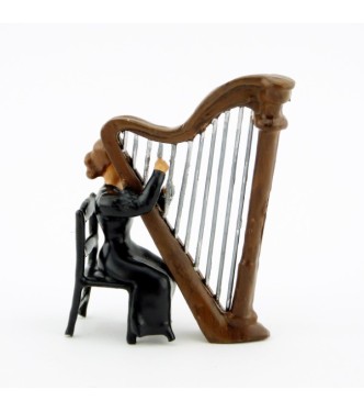 musicienne de l'orchestre assise jouant de la harpe (2 p.)