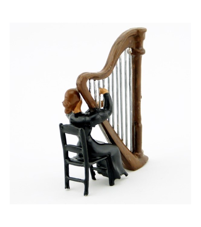 musicienne de l'orchestre assise jouant de la harpe (2 p.)