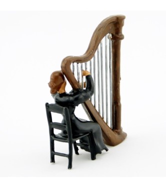 musicienne de l'orchestre assise jouant de la harpe (2 p.)