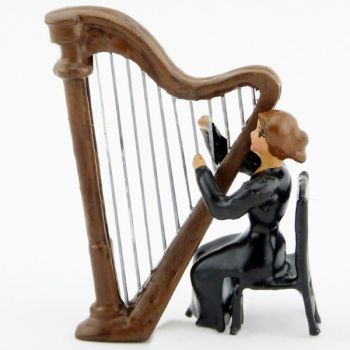 musicienne de l'orchestre assise jouant de la harpe (2 p.)