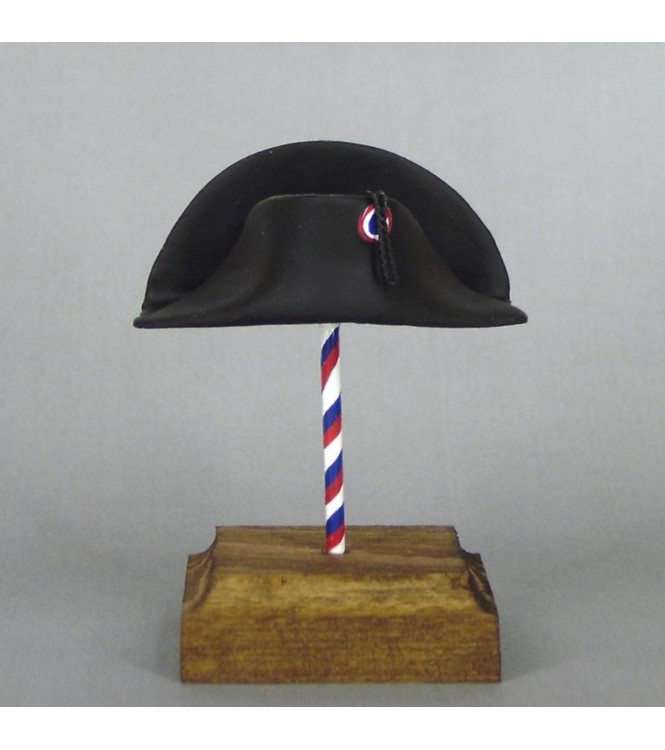 Bicorne seul sur socle bois