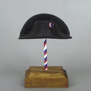 Bicorne seul sur socle bois