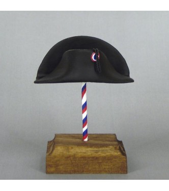 Bicorne seul sur socle bois