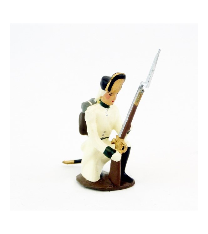 fantassin de l'infanterie autrichienne à genou, fusil au pied