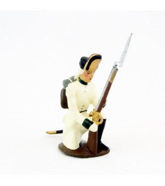 fantassin de l'infanterie autrichienne à genou, fusil au pied