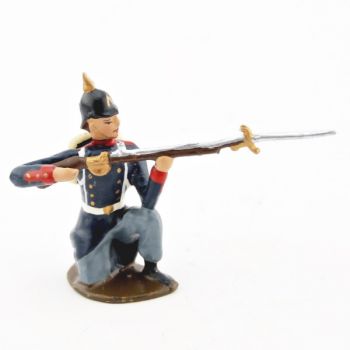 fantassin de l'infanterie prussienne capote bleue à genou, fusil en joue