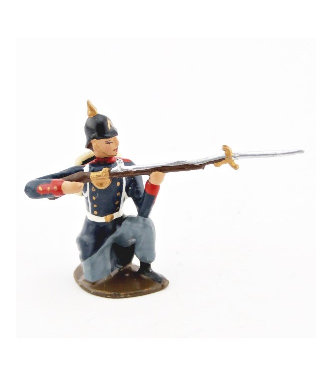 fantassin de l'infanterie prussienne capote bleue à genou, fusil en joue