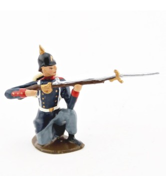 fantassin de l'infanterie prussienne capote bleue à genou, fusil en joue