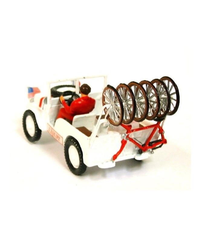 Jeep blanche Willys avec cadres et roues (+ chauffeur) en coffret rouge