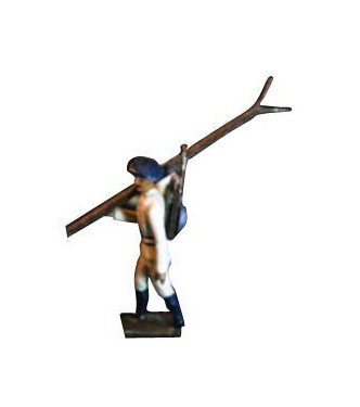fantassin des chasseurs alpins en tenue d'hiver (blanc), skis sur l'épaule