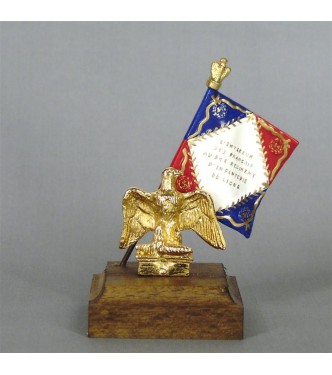 Aigle doré et étendard sur socle bois