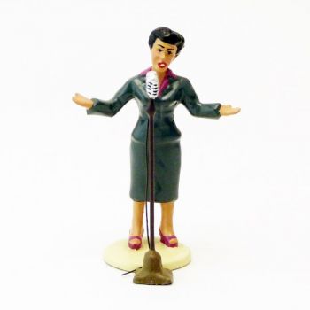 Edith Piaf (1915-1963), chanteuse française, avec micro