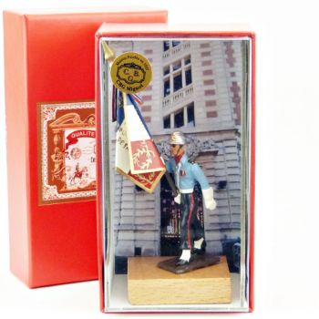 porte-drapeau des pompiers sur socle bois en coffret de présentation