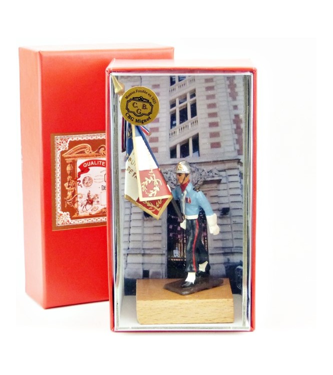 porte-drapeau des pompiers sur socle bois en coffret de présentation