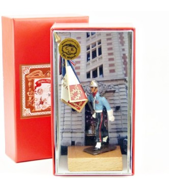 porte-drapeau des pompiers sur socle bois en coffret de présentation