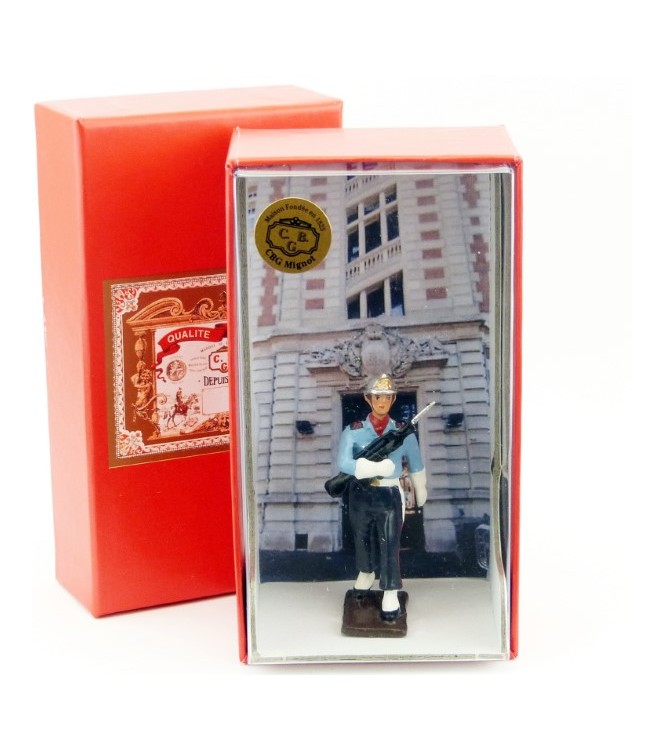 pompier avec Famas en coffret de présentation