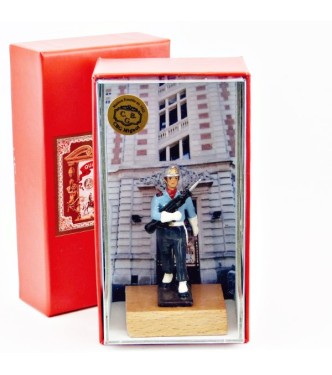 pompier avec Famas sur socle bois, en coffret de présentation