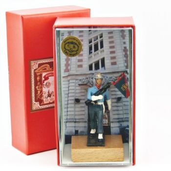 porte-fanion des pompiers sur socle bois, en coffret de présentation