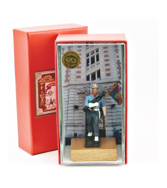 porte-fanion des pompiers sur socle bois, en coffret de présentation