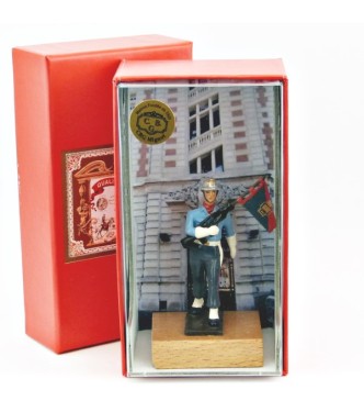porte-fanion des pompiers sur socle bois, en coffret de présentation