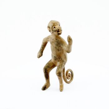 Singe appuyé sur sa queue