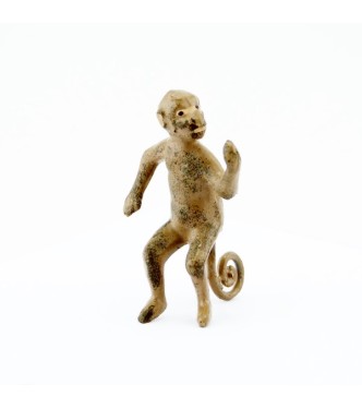 Singe appuyé sur sa queue