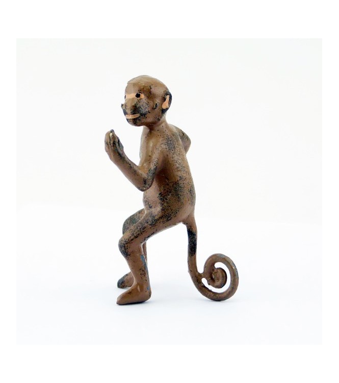 Singe appuyé sur sa queue