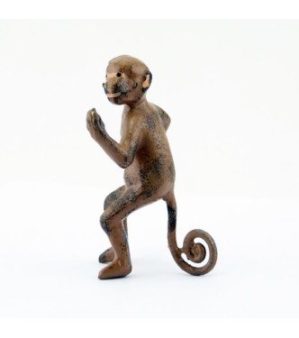 Singe appuyé sur sa queue