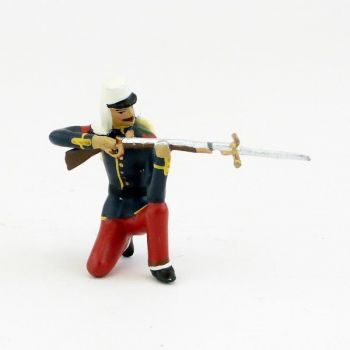 Légionnaire avec couvre-nuque à genou, fusil en joue