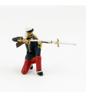 Légionnaire avec couvre-nuque à genou, fusil en joue