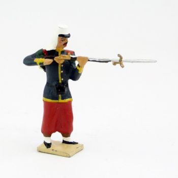 Légionnaire avec couvre-nuque debout, fusil en joue
