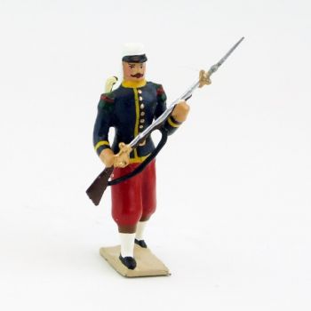 Légionnaire avec couvre-nuque chargeant fusil dans les mains