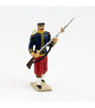 Légionnaire avec couvre-nuque chargeant fusil dans les mains