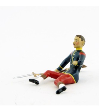 légionnaire blessé, assis au sol, main sur le cœur, avec fusil