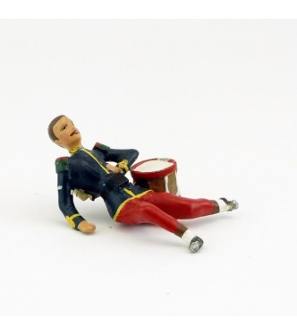 légionnaire blessé, assis au sol, main sur le cœur, avec tambour