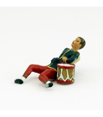 légionnaire blessé, assis au sol, main sur le cœur, avec tambour