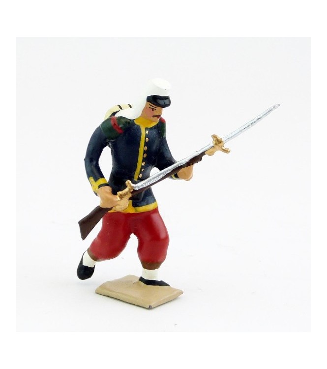 Légionnaire avec couvre-nuque à l'assaut, fusil dans les mains