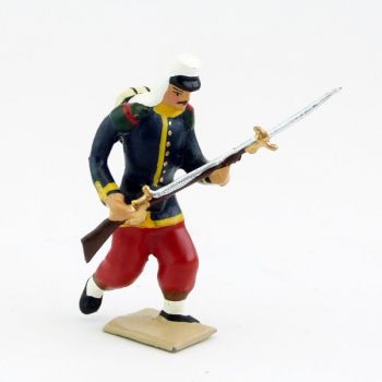 Légionnaire avec couvre-nuque à l'assaut, fusil dans les mains