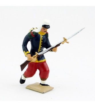 Légionnaire avec couvre-nuque à l'assaut, fusil dans les mains