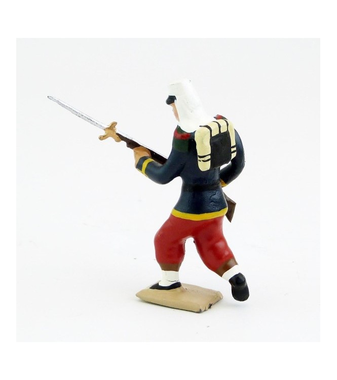 Légionnaire avec couvre-nuque à l'assaut, fusil dans les mains