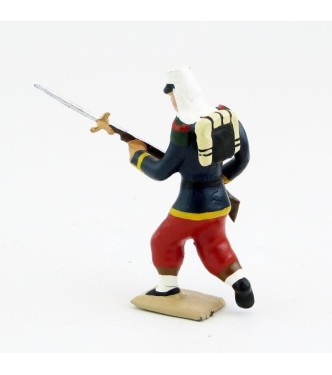 Légionnaire avec couvre-nuque à l'assaut, fusil dans les mains