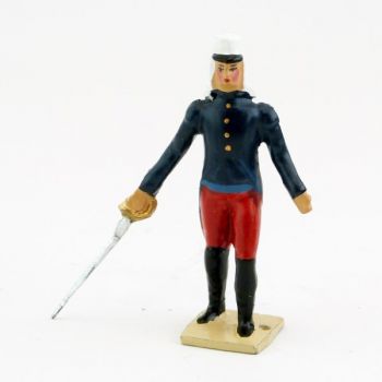 Officier avec couvre-nuque, sabre vers le sol