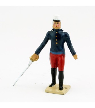 Officier avec couvre-nuque, sabre vers le sol