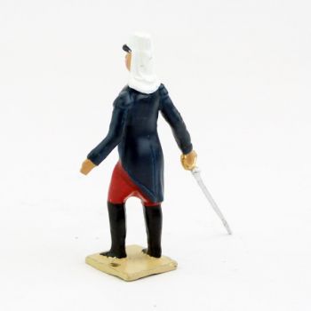 Officier avec couvre-nuque, sabre vers le sol