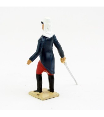 Officier avec couvre-nuque, sabre vers le sol