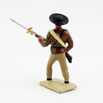Mexicain avançant, fusil dans les mains