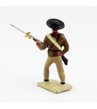 Mexicain avançant, fusil dans les mains