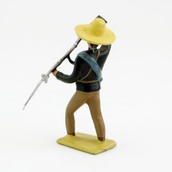 Mexicain pointant son fusil vers le sol